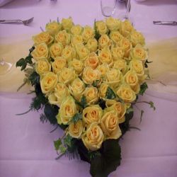 Blumenherz mit gelben Rosen