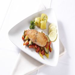 gebratener Lachs auf rustikalem Gemüse
